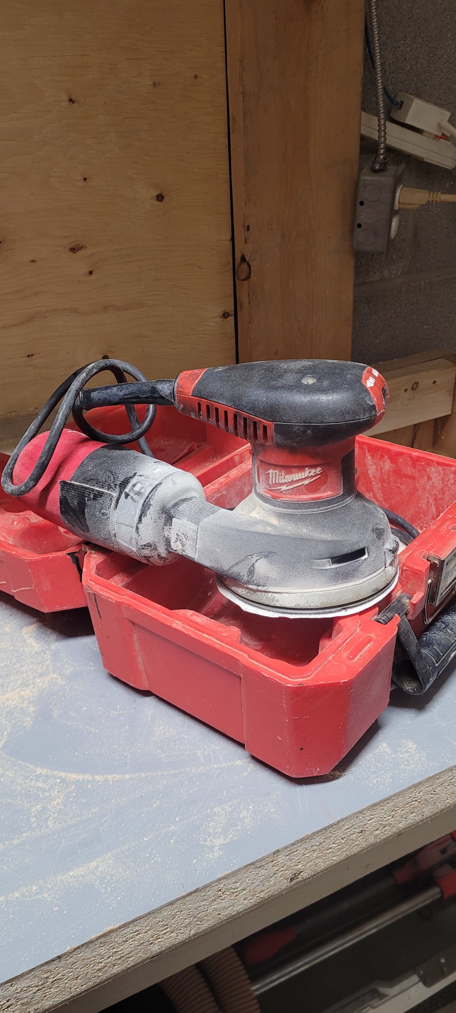Milwaukee Corded Palm Sander for rent in Richmond Hill, Ontario — toolshare
