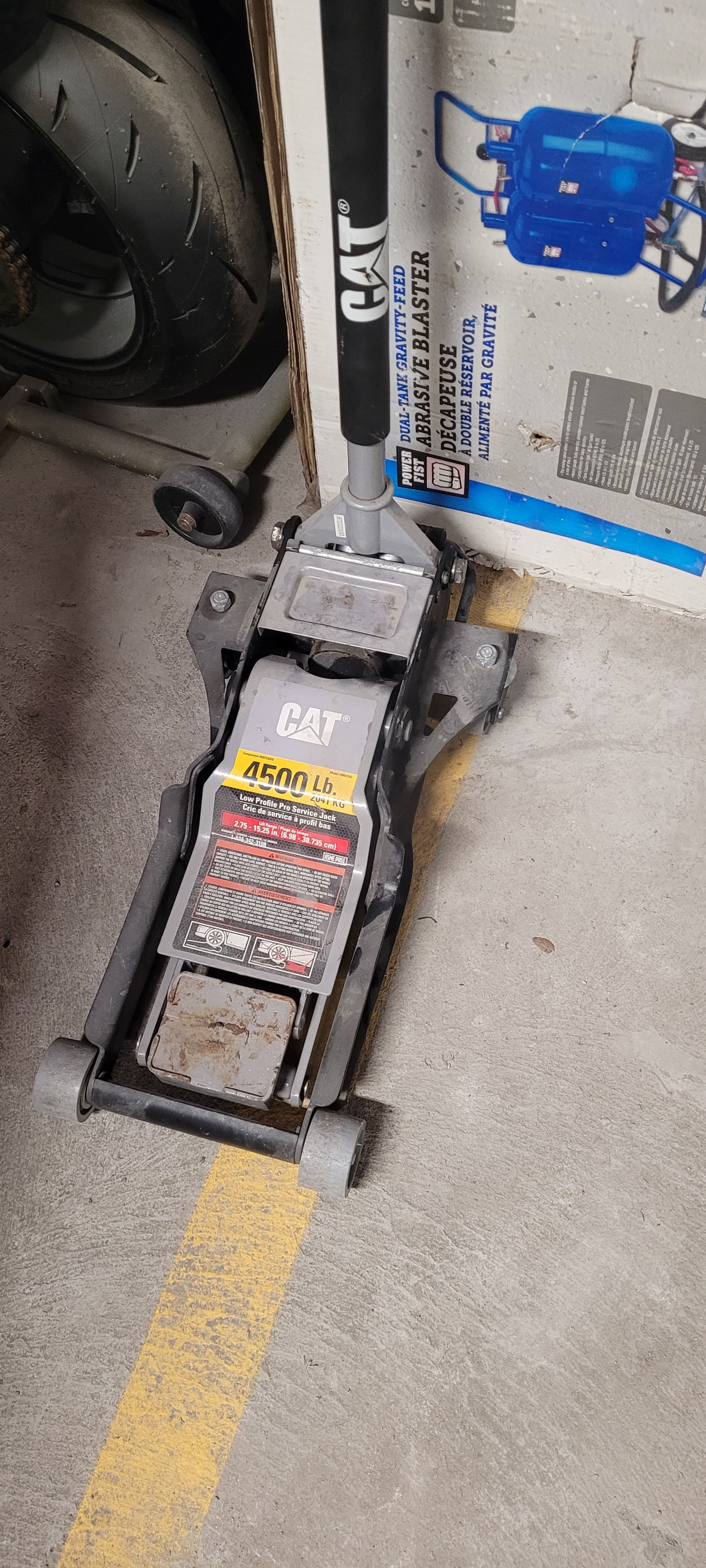 CAT 4500lb Floor Jack for rent in Richmond Hill, Ontario — toolshare