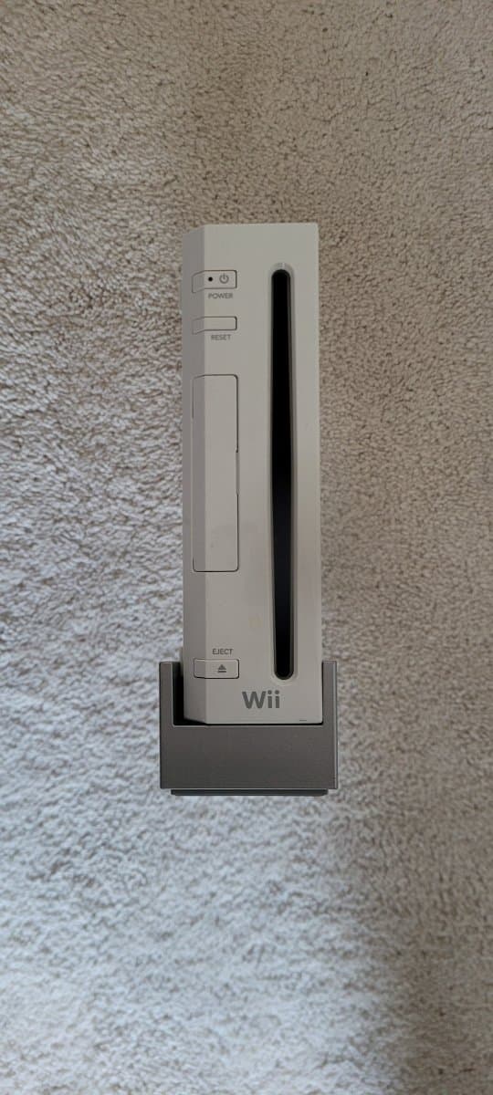 Nintendo Wii - 4 Controllers - 4 Games for rent — toolshare