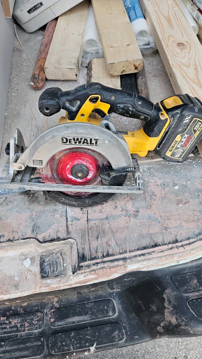 Dewalt skilsaw  for rent — toolshare