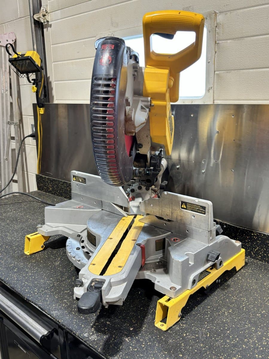 Dewalt mitre saw for rent in Pickering, Ontario — toolshare
